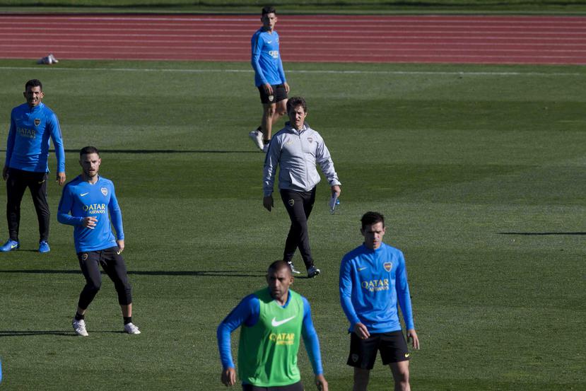 El técnico de Boca Juniors Guillermo Barros Schelotto, en el centro, observa a sus jugadores en una sesión de entrenamientos en Madrid. España. (AP)