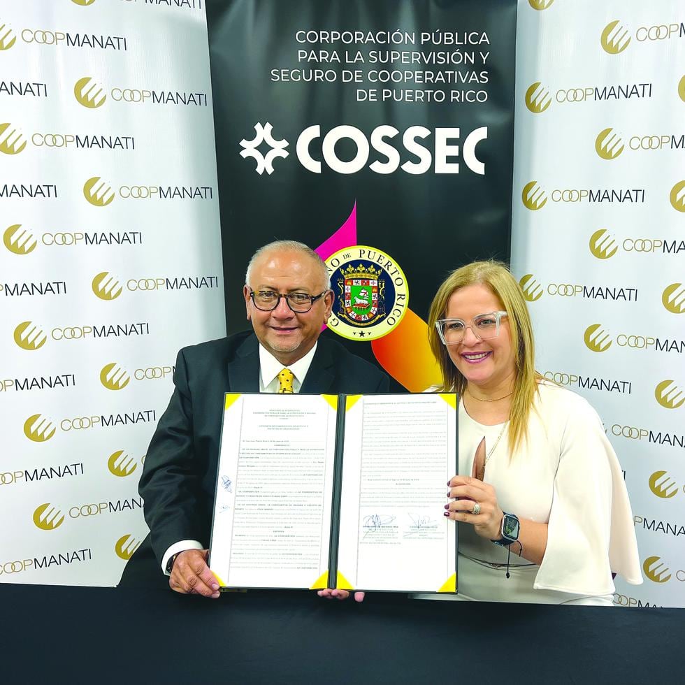 El presidente ejecutivo de la Cooperativa de Manatí, Cándido Rivera López, y la presidenta ejecutiva de Cossec, Mabel Jiménez Miranda, muestran el documento que recientemente selló la compra asistida de Ciales Coop.