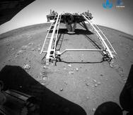 Una plataforma de aterrizaje y la superficie de Marte se ven desde una cámara en el rover chino Zhurong.