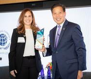 El embajador de Estados Unidos Christopher P. Lu entregó a Cristina Villalón el reconocimiento de la Red del Pacto Mundial de la ONU en EE.UU.
