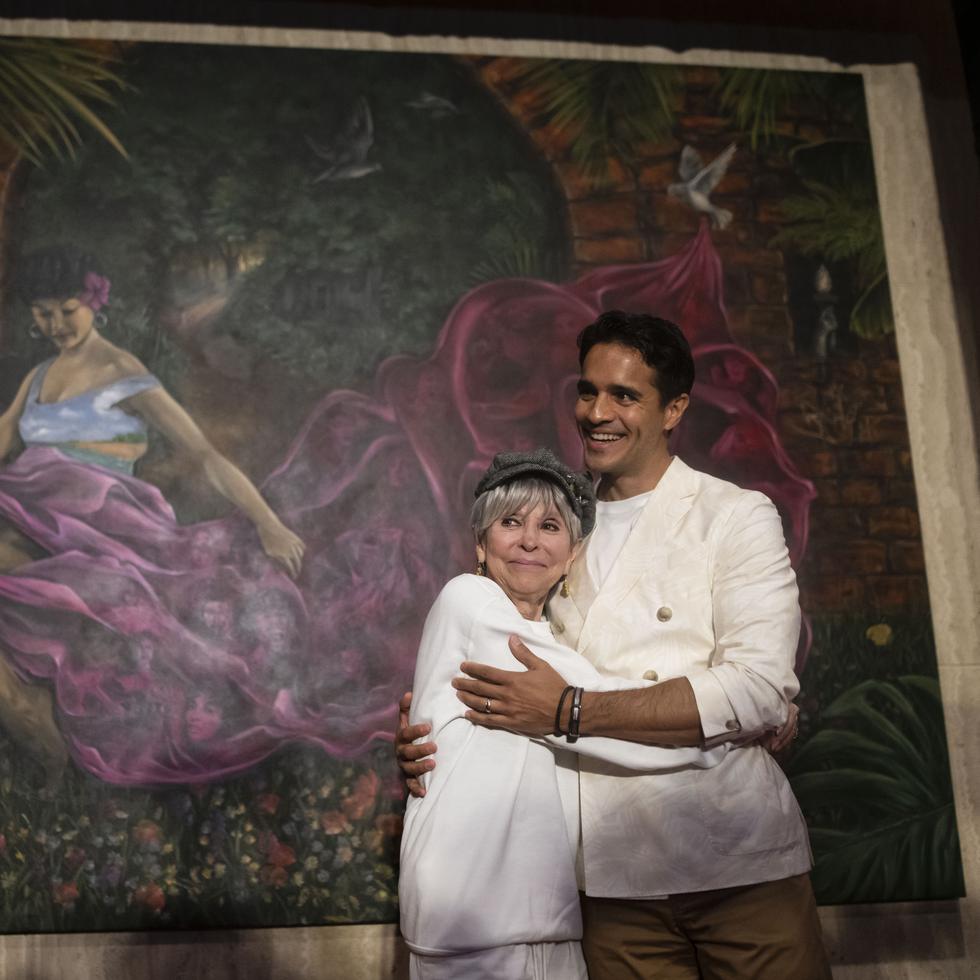 Dedicatoria del musical West Side Story a la actriz puertorriqueña Rita Moreno, llevada a cabo en el vestíbulo de la Sala de Festivales del Centro de Bellas Artes de Santurce. En la foto el actor y artista plástico Éktor Rivera se abraza con la actriz y estrella puertorriqueña.