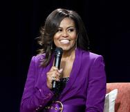 La ex primera dama Michelle Obama habla en un acto en Atlanta.
