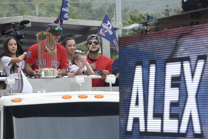 Cora con el trofeo de la Serie Mundial durante la caravana en Caguas.