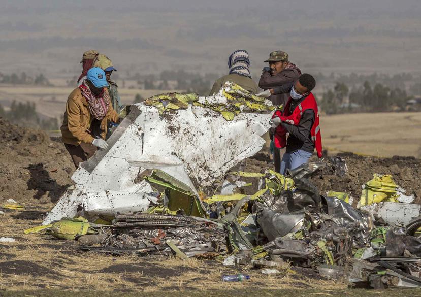 Rescatistas en el lugar en donde se accidentó un avión de Ethiopian Airlines al sur de Addis Abeba, Etiopía. (AP)