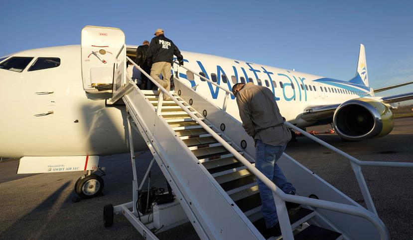 Un inmigrante con orden de deportación sube a un avión que lo llevará de vuelta a El Salvador el 16 de noviembre del 2018 en Houston. (AP)