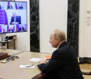 El presidente ruso, Vladímir Putin, preside una reunión con miembros del Consejo de Seguridad de Rusia a través de una videoconferencia en la residencia estatal de Novo-Ogaryovo, en las afueras de Moscú, en Rusia. (EFE/EPA/MIKHAIL METZEL/KREMLIN POOL/SPUTNIK / POOL MANDATORY CREDIT)