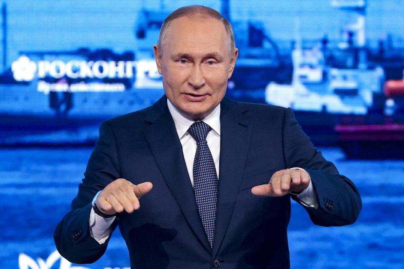 El presidente de Rusia, Vladimir Putin, hace gestos durante su discurso en un foto económico en Rusia.
