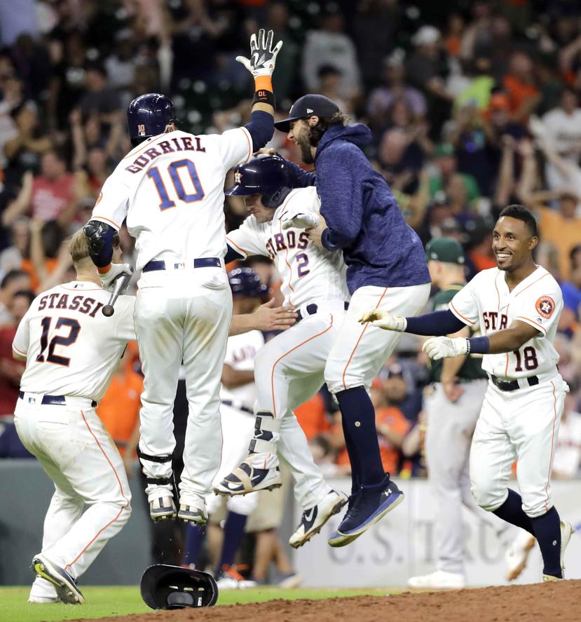 Alex Bregman y los Astros celebran el triunfo. (AP)