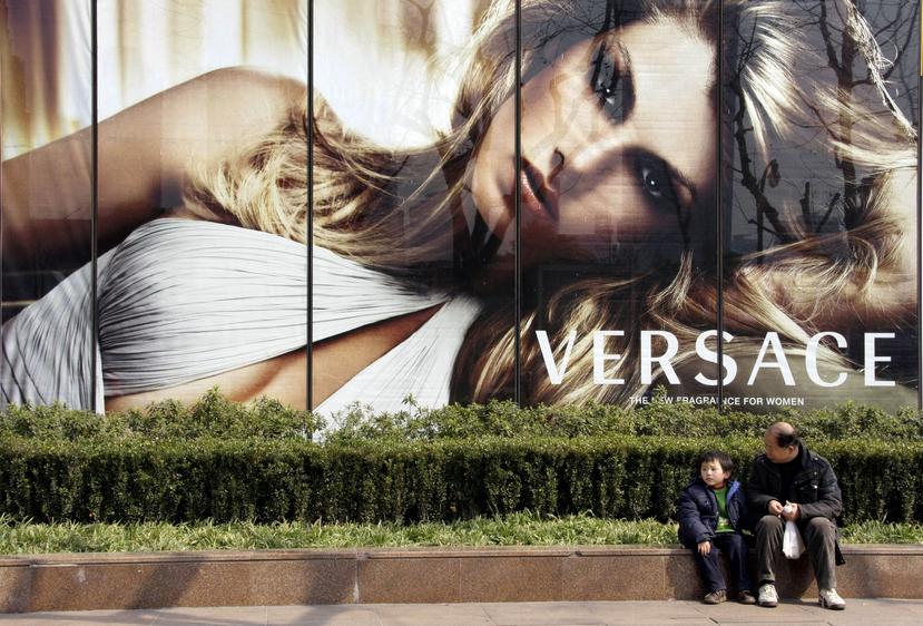 Versace no es la primera compañía extranjera en enfrentar críticas por cómo describe Hong Kong. (AP)
