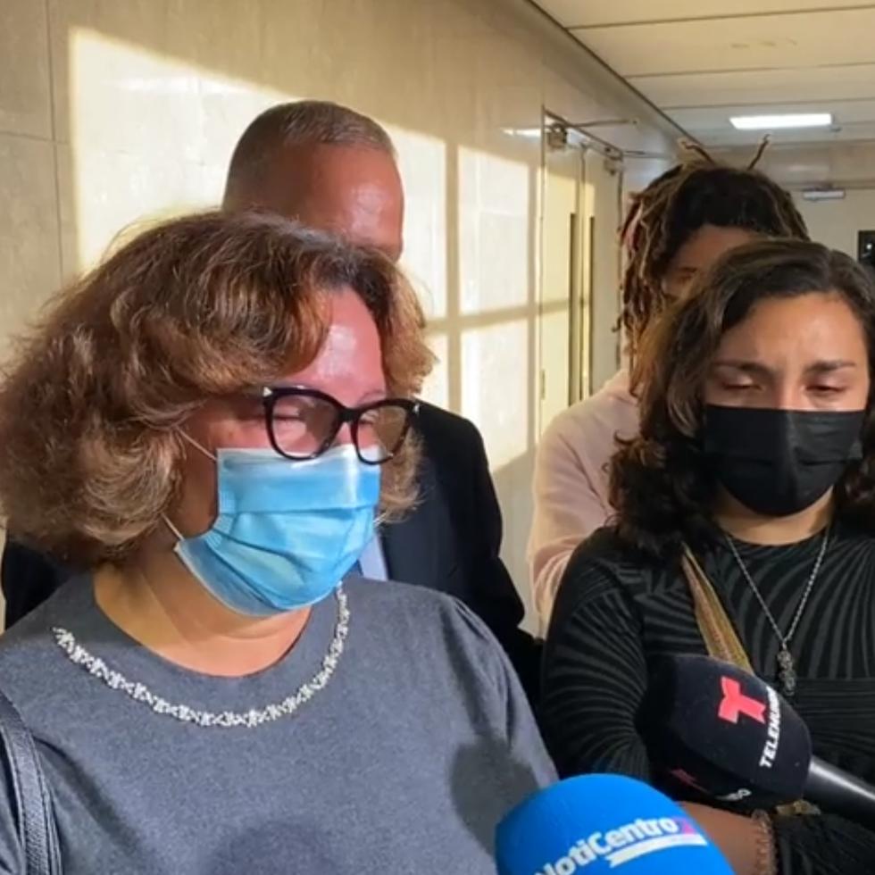 Zaida Ojeda, madre de la joven asesinada Valerie Ann Almodóvar, se expresa al salir de la sala donde declararon culpable a Juan Luis Cornier Torres por el crimen.
