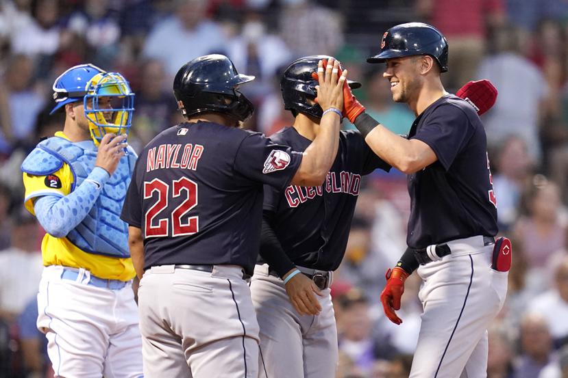 Nolan Jones (derecha), novato de los Guardians de Cleveland, es felicitado por compañeros luego de conectar un jonrón de tres carreras en la tercera entrada ante los Red Sox de Boston.