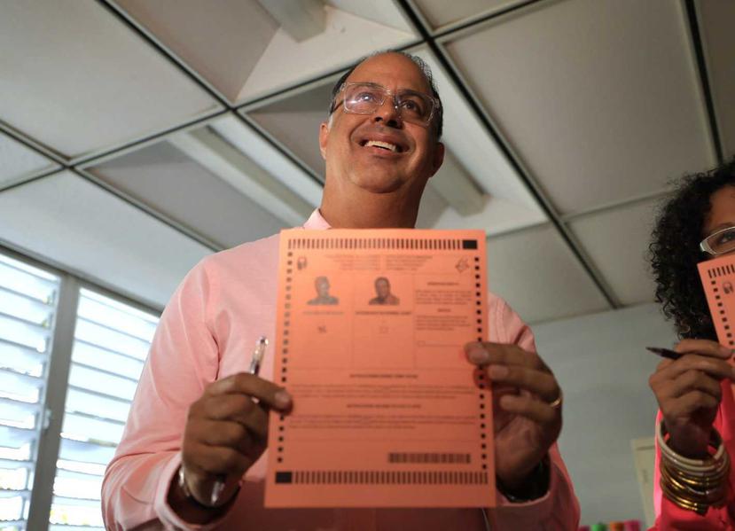 Juan Oscar Morales emite su voto para la elección especial para cubrir la vacante de senador por el Distrito I en la escuela Berwind Estates en la cual no había luz.