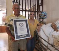 Tirsa y Emilio Flores, hijos de don Emilio Flores Márquez, junto a su padre, el hombre más longevo del mundo.