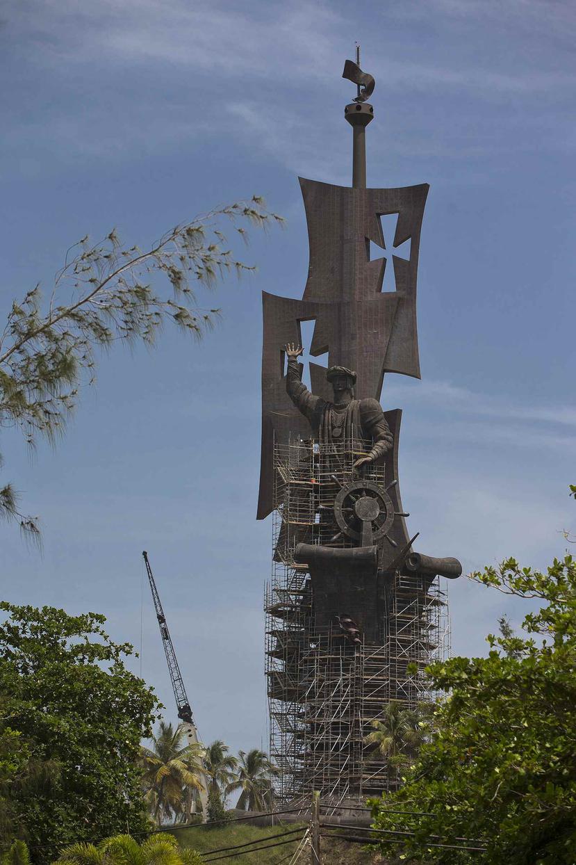 La estatua tiene una altura de 268 pies y 6,500 toneladas.