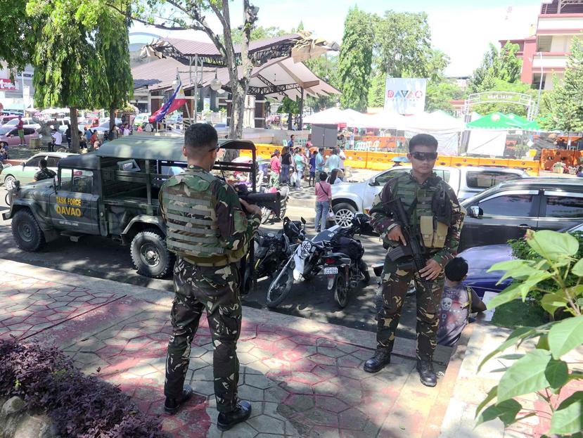 Vista de militares en una calle después de la declaración de la ley marcial del presidente Rodrigo Duterte, en la ciudad de Davao, isla de Mindanao, Filipinas. (EFE)