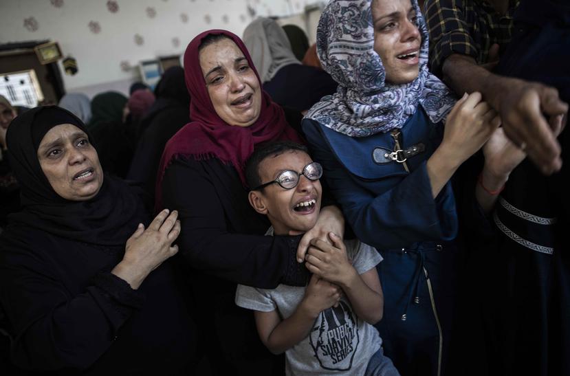 Palestinos lloran por un familiar muerto en el campamento de refugiados Jabaliya en el norte de la Franja de Gaza el 18 de agosto del 2019. (AP / Khalil Hamra)