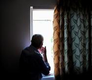 En los adultos mayores, el riesgo de soledad y aislamiento aumenta debido a otras condiciones de salud o sociales.