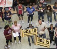 ARCHIVO - En esta fotografía de archivo del 30 de marzo de 2021, manifestantes opuestos a la interrupción del embarazo protestan en el Capitolio estatal mientras el Senado debatía proyectos de ley antiaborto, en Austin, Texas. (Jay Janner/Austin American-Statesman vía AP, archivo)