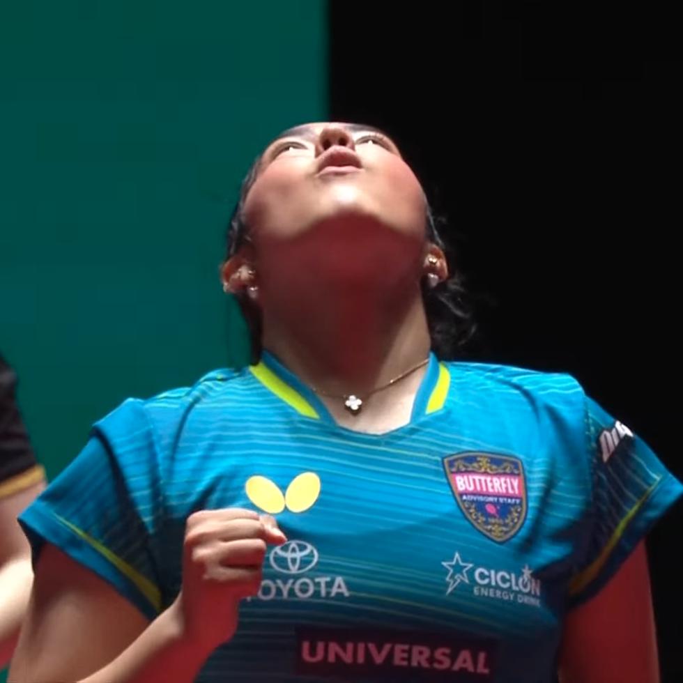 La boricua Adriana Díaz celebra al vencer 4-0 a la austriaca Sofía Polcanova (atrás) en la Copa Mundial en Macao, China.