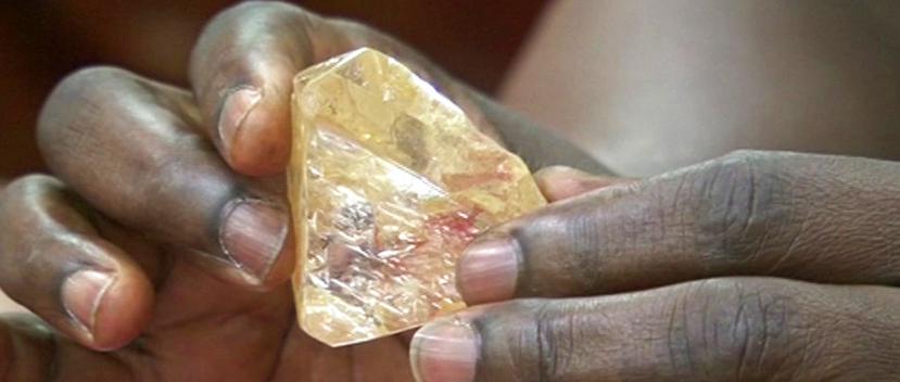 En la imagen, las manos del presidente de Sierra Leona,  Ernest Bai Koroma, sostienen el impactante diamante.
