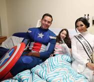 Kiara Ortega y Jaime Mayol  visitan la unidad de Oncología del Hospital San Jorge. En la foto, Alondra Castro.
