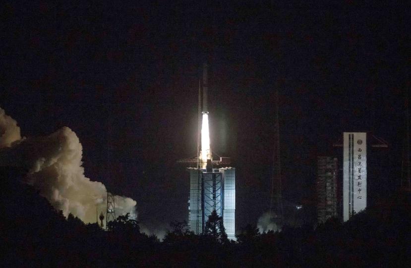 Un cohete Long March-4C con un satélite a bordo, llamado Queqiao (Puente Magpie), parte de la base especial de Xichang. (AP)