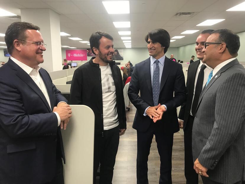 El gerente general de T-Mobile Puerto Rico, Jorge Martel (segundo desde la izq.) compartió con el principal ejecutivo de Atento Puerto Rico, Alejandro Reynal (centro).