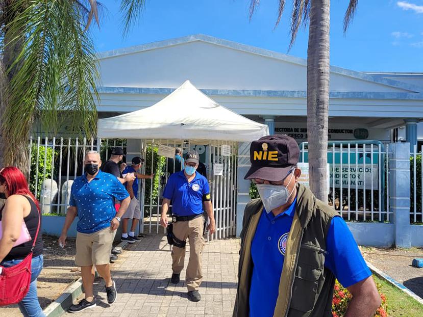 Agentes del NIE diligencian orden de allanamiento en CESCO de Manatí durante la mañana del martes, 10 de mayo de 2022.