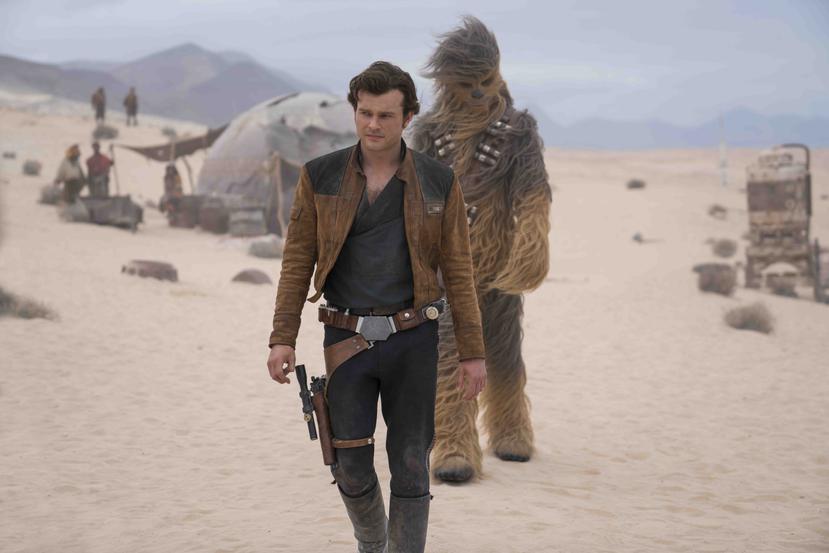 En esta imagen difundida por Lucasfilm, se muestra a Alden Ehrenreich como Han Solo y Joonas Suotamo como Chewbacca en una escena. (AP)