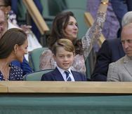 El príncipe George junto a sus padres Kate Middleton y el principe William.
