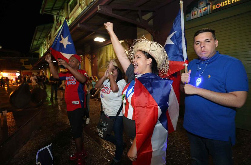 Un fanático puertorriqueño ondea la bandera boricua cuando la novena nacional hizo una buena jugada.
