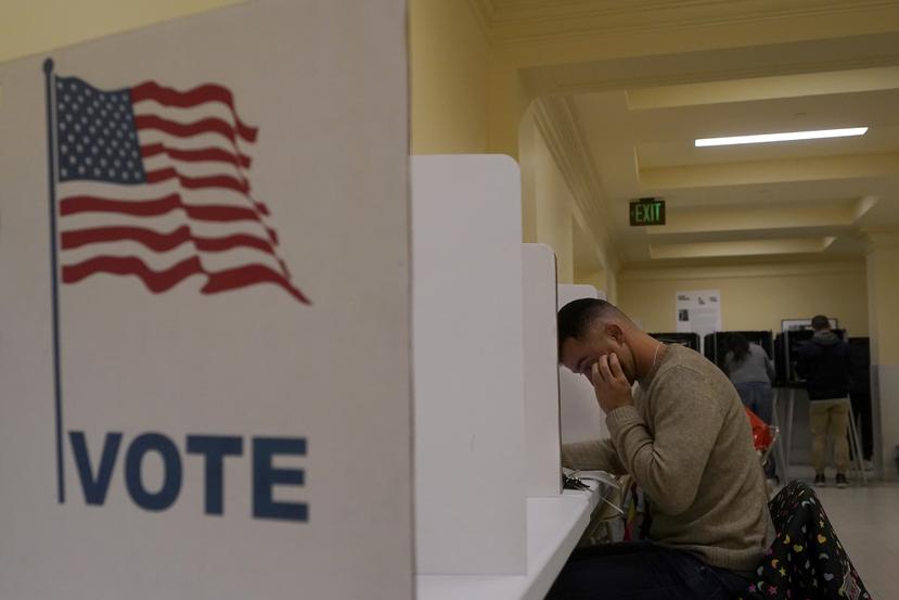 Manny Yekutiel llena la papeleta de votación en el centro electoral en la alcaldía de San Francisco, California.