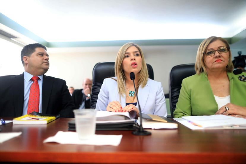 La comisionada electoral del PNP, Norma Burgos (derecha) presentó su reclamo a la presidenta de la CEE, Liza García (centro).