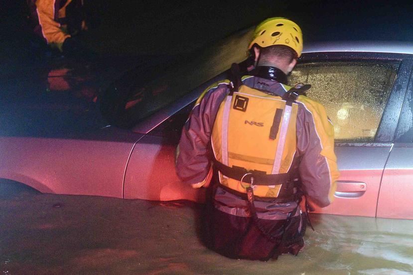 Un auto se quedó  inundado en Fajardo durante el paso del huracán Irma cerca de Puerto Rico.