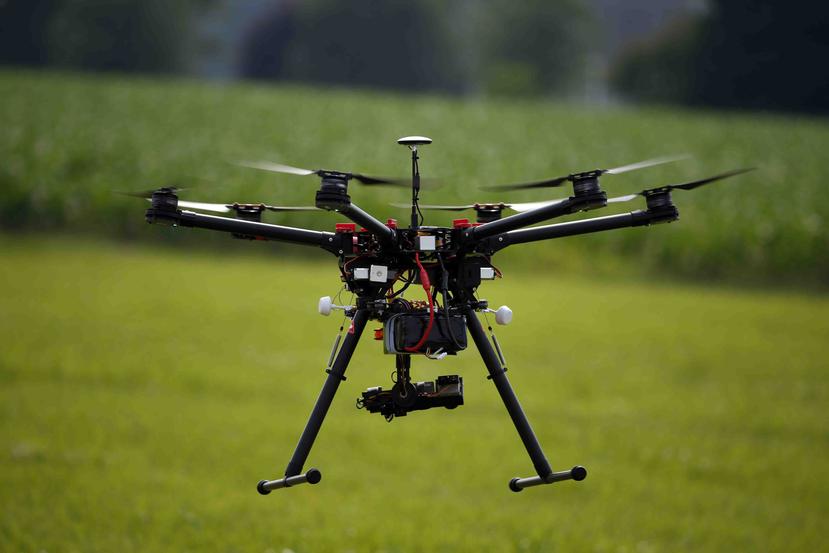 La FAA anunció la regla en 2015 en respuesta a un creciente número de reportes de drones volando cerca de aviones y aeropuertos. (Archivo / AP)