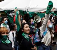 Colectivos feministas se reúnen frente a la sede de la Corte Constitucional para esperar la decisión sobre la despenalización del aborto, hoy en Bogotá (Colombia). EFE/ Carlos Ortega
