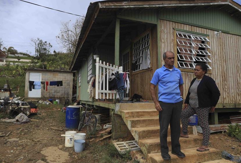 Nancy Colón Cruz de 58 años y su primo frente a su residencia en el sector Matrullas del barrio Bauta Abajo en Orocovis.