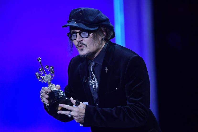 El actor estadounidense Johnny Depp recibe el Premio Donostia por sus contribuciones al cine en el Festival de Cine de San Sebastián.