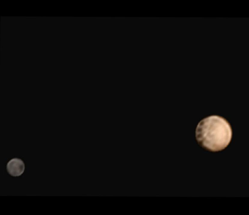 Plutón parece tener un color entre crema y anaranjado, según muestra esta foto captada esta semana por la nave New Horizons. (NASA)
