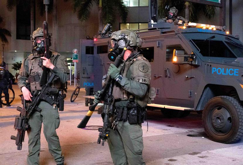 Oficiales de policía hacen guardia en Miami. (EFE)