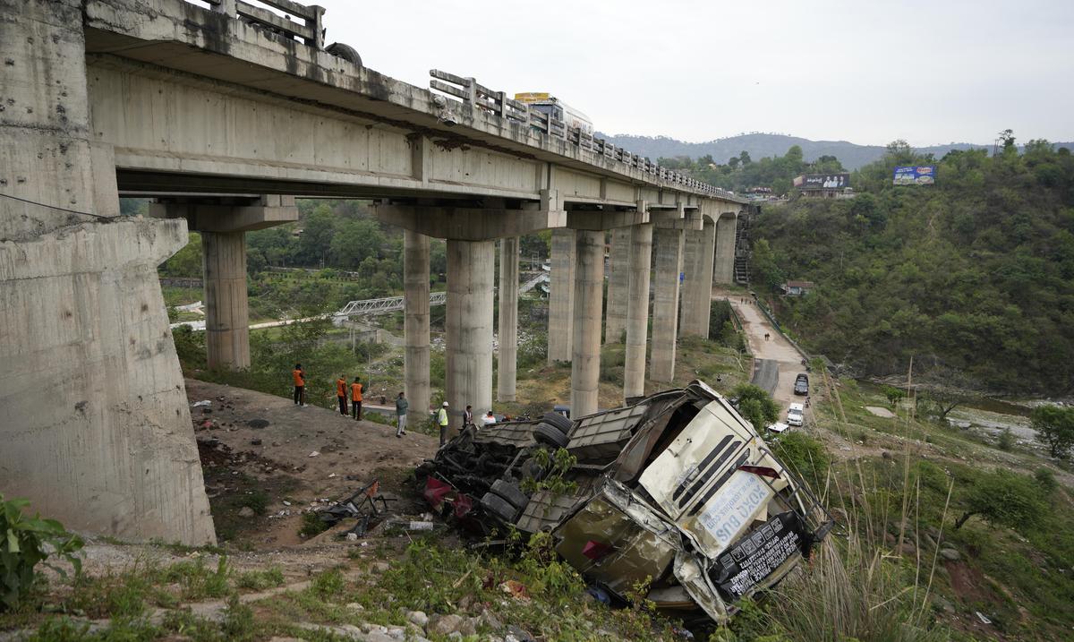 India: 10 killed and 55 injured after a bus fell into a gorge

 Buzz News