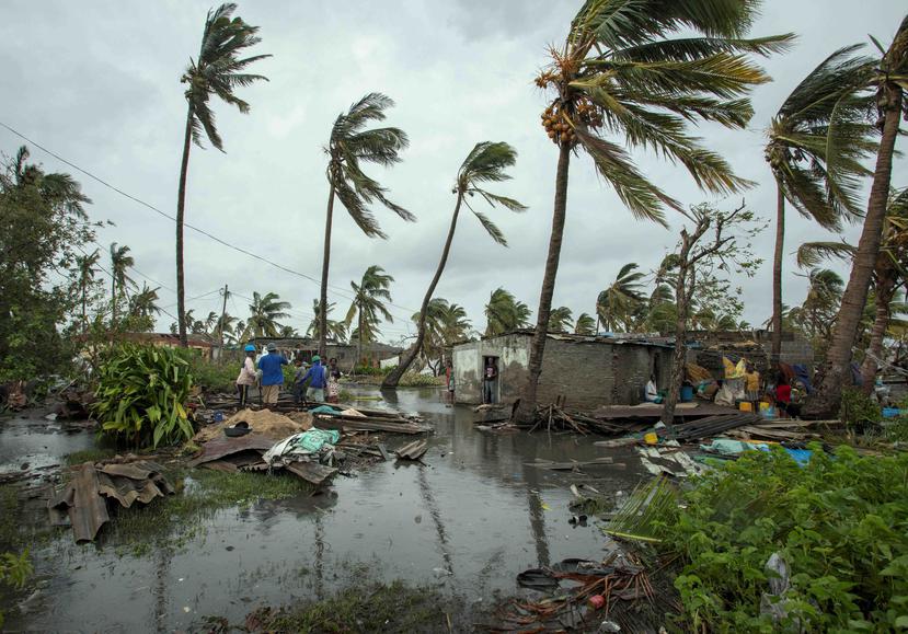 Varios residentes inspeccionan los daños causados por el paso del huracán Idai en la provincia de Sofala, en el centro de Mozambique. (EFE)