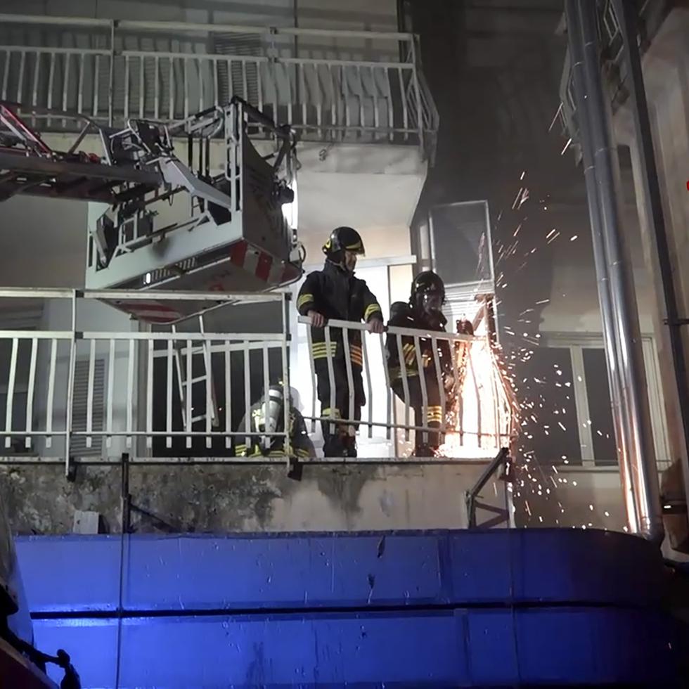 Bomberos italianos trabajan en un balcón del edificio del hospital San Juan Evangelista tras un incendio, en Tívoli.