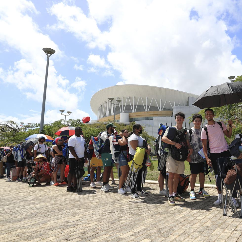 Fanáticos hacen kilométrica fila para adquirir boletos del concierto de Bad Bunny en Hato Rey, el 8 de julio de 2022, un día antes que comience la venta de taquillas.