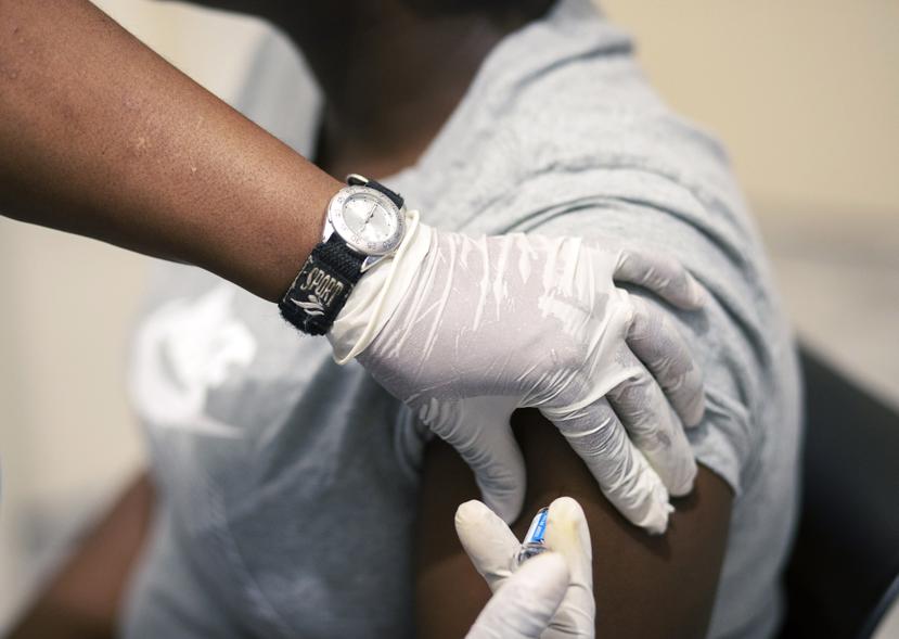 Sisi Ndebele, recibe una vacuna contra la influenza como medida de protección ante el riesgo de complicación de COVID-19.