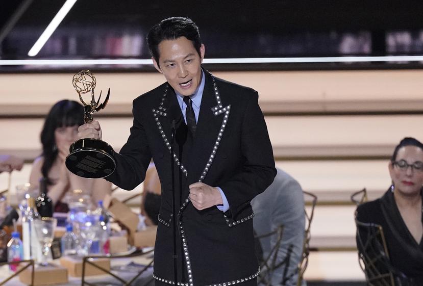 El actor sudcoreano Lee Jung-jae recibe el Emmy a mejor actor en una serie de drama por "Squid Game" en la 74a entrega de los Premios Emmy.