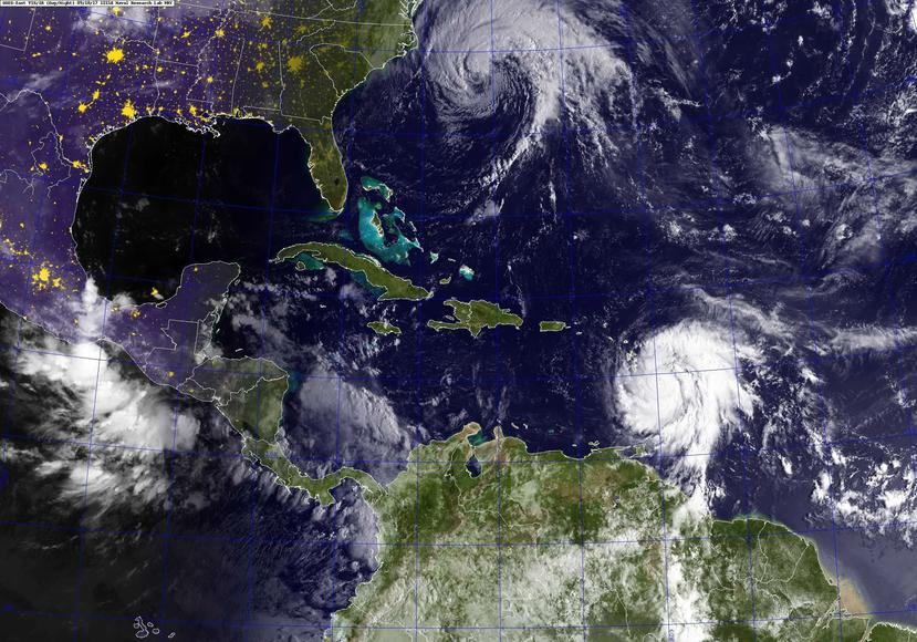 El ojo del huracán María tocó anoche tierra en la isla de Dominica, en las Antillas Menores, con vientos máximos de hasta 260 kilómetros por hora. (EFE)