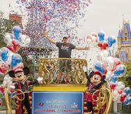El jugador de los Buccaneers de Tampa Bay, Rob Gronkowski, celebró con el público en el parque Magic Kingdom de Walt Disney World.