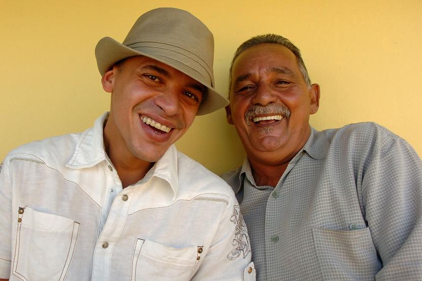 Vico C junto a su padre Rafael Lozada. (GFR Media)