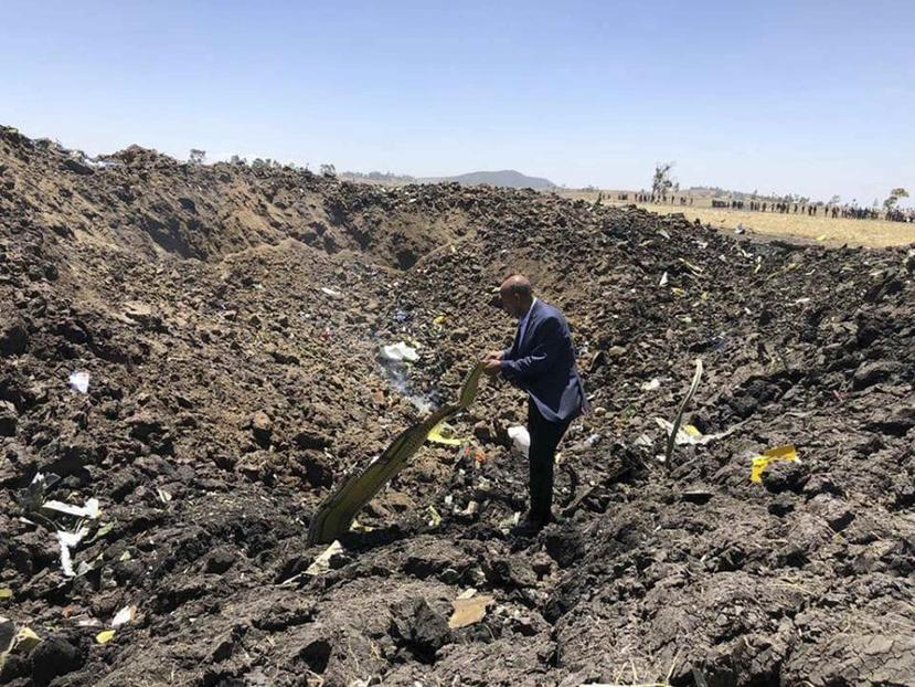 El director general de Ethiopian Airlines, Tewolde Gebremariam, observa escombros de un avión que se estrelló. (AP)